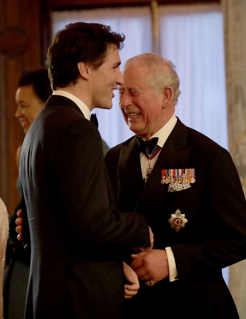 Foto: El cortesano Justin Trudeau hace reír al entonces príncipe maltusiano Carlos de Gales, en una cena de la Commonwealth en en 2018.
