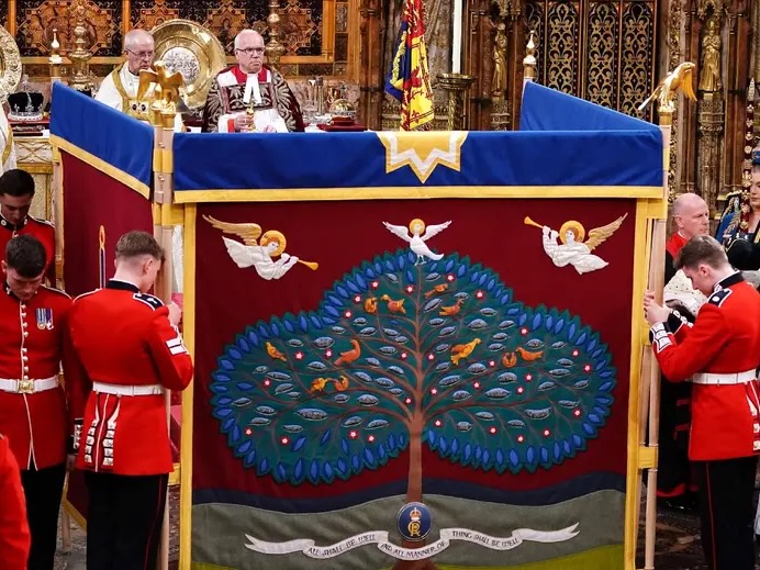 Durante el ungimiento, se despliega un paraván ricamente bordado para que el público no sea cegado por el resplandor divino –Dios baja del cielo para consagrar al monarca cuando el arzobispo de Canterbury lo unge con el aceite sagrado traído de Jerusalén.