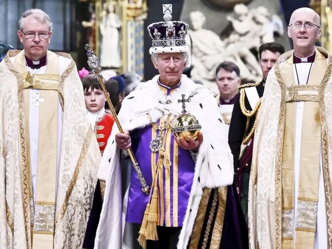 El rey Carlos III porta los símbolos del viejo Imperio.