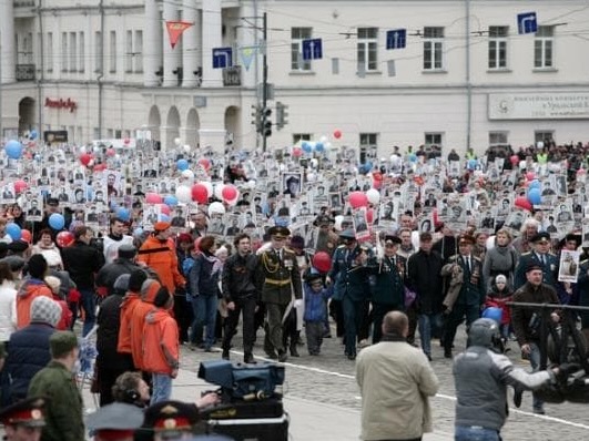 Desde 2012, millones de rusos conmemoran la Gran Guerra Patria participando en un gran desfile donde portan los retratos de sus familiares muertos en defensa de la Patria.