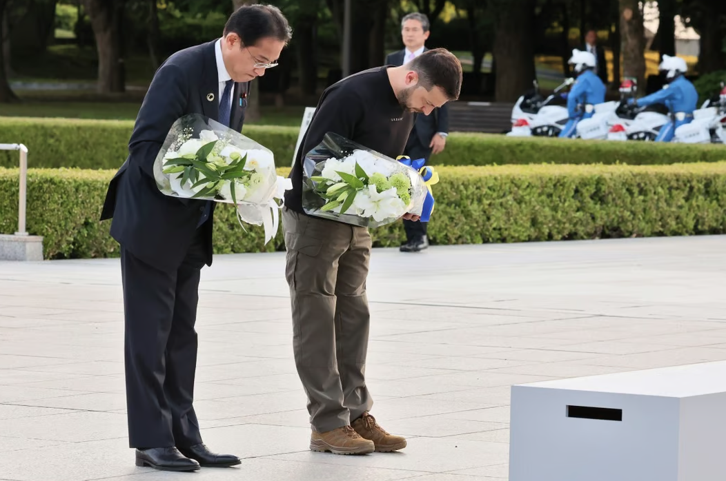 En la Cumbre del G7, el Presidente ucraniano Volodímir Zelenski comparó las secuelas del bombardeo nuclear de Hiroshima con las hostilidades en Artemivsk. En su canal de Telegram, la portavoz del Ministerio de Asuntos Exteriores de Rusia, María Zajárova, señaló que el presidente ucraniano acertó en su comparativa, porque “la Casa Blanca causó ambas cosas” Se le pasó agregar que a Zelenski le convendría leer La vida de un hombre inútil, de Máximo Gorky, antes de regresar a Kiev; pero la literatura rusa, así como la visión del futuro, están actualmente prohibidas en Ucrania.