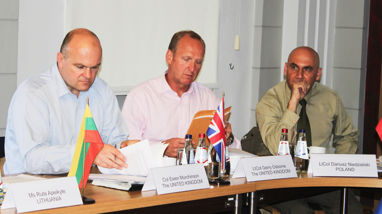 Ewen Murchison, segundo por la izquierda, y Gerry Osborne, tercero por la izquierda, en Letonia en julio de 2014 | STRATCOM COE | CC