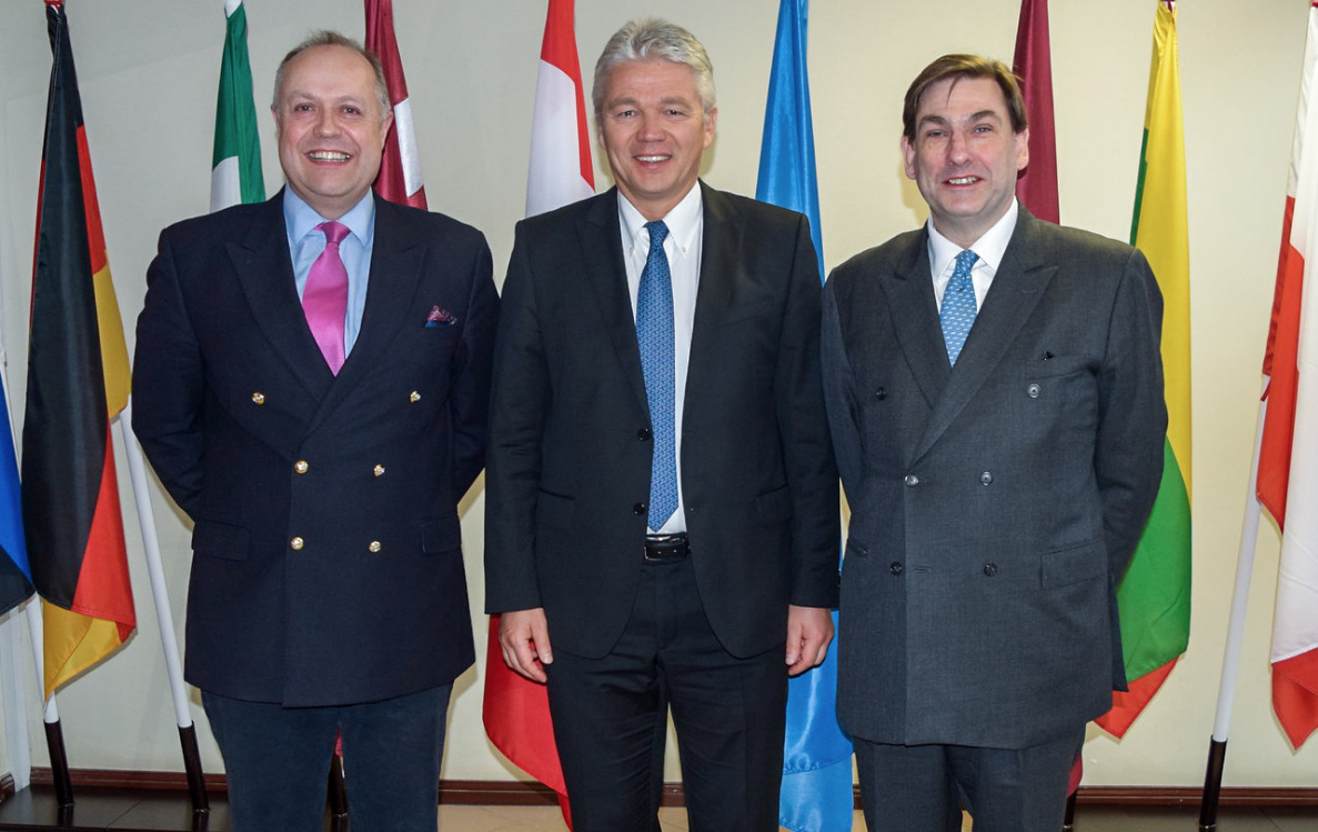 Desde la izquierda: Steve Tatham (Director de Operaciones, IOTA Global), Emb. Janis Karklins, Nigel Oakes (Director Comercial, IOTA-GLOBAL), febrero de 2015 | STRATCOM COE | CC