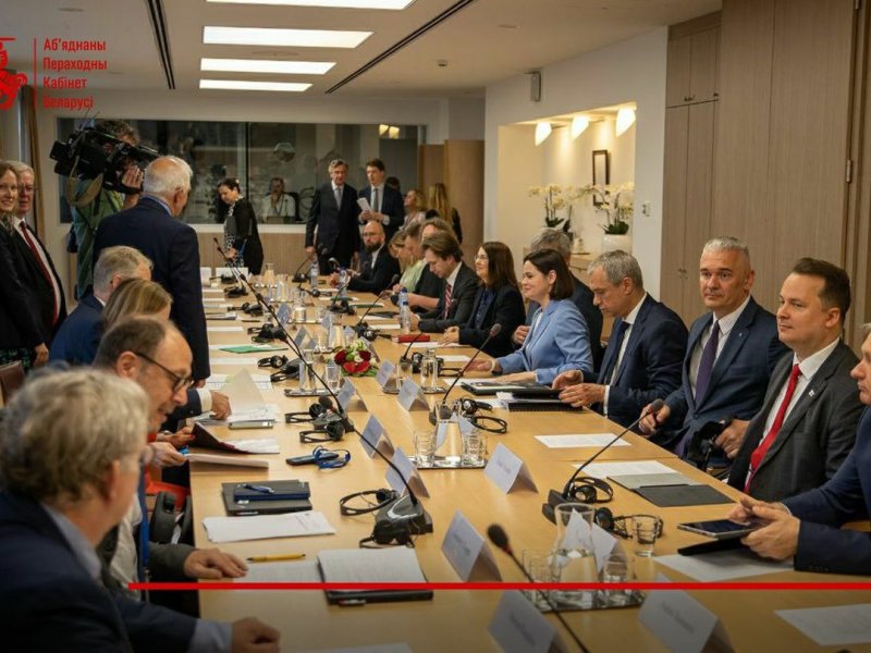 El jefe de la diplomacia de la Unión Europea, Josep Borrell (parado de espaldas a la izquierda), recibe a Svetlana Tijanovskaya (con chaqueta azul clara) y su “gobierno bielorruso en el exilio”.