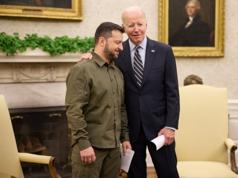 El presidente estadounidense Joe Biden trató de consolar a su “hijo”, Volodimir Zelenski.