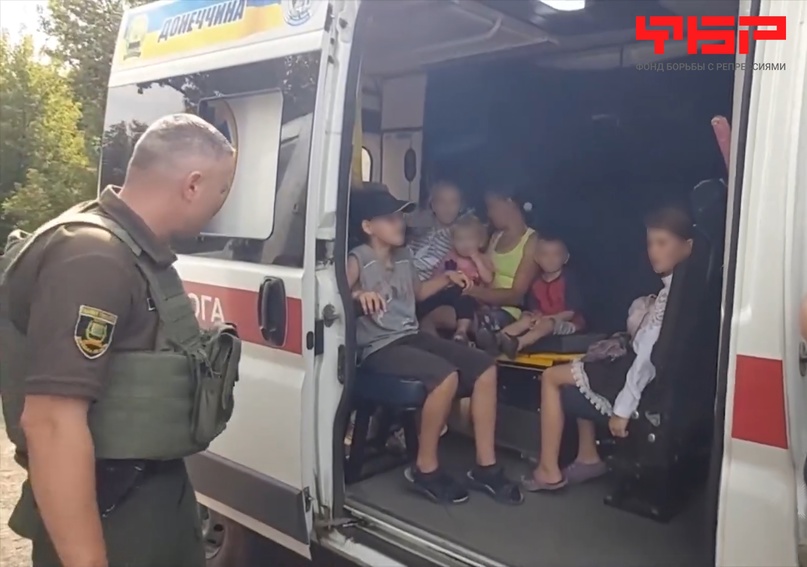 Niños en una ambulancia conducida por miembros del “Ángel Blanco”. Estos son los vehículos que utilizan los equipos de retirada de niños para engañar la confianza de los ciudadanos