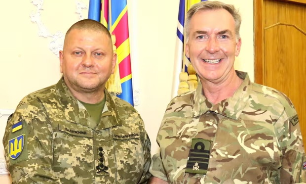 El almirante de la OTAN Anthony Radakin y Valeriy Zaluzhnyi, comandante en jefe de las AFU