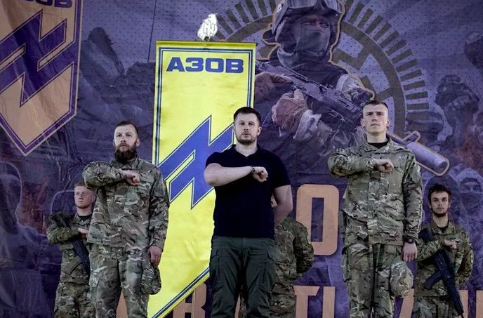 Al centro: El fundador del Batallón Azov, Andriy Biletsky.