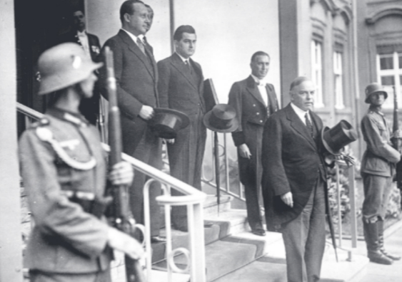 Foto del primer ministro canadiense William Mackenzie King durante la visita oficial que realizó a su amigo Adolf Hitler.