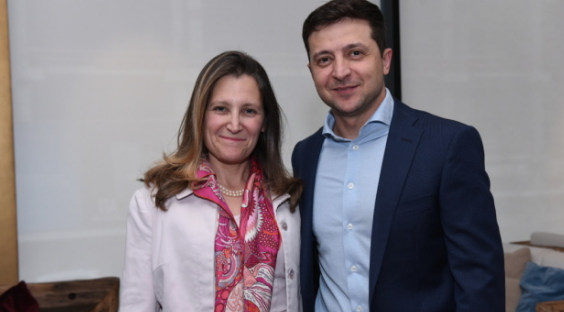 Chrystia Freeland, actual viceprimer ministro de Canadá, y el presidente ucraniano Volodimir Zelenski.