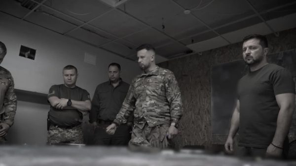 Disonancia cognitiva: El comediante de origen judío, Volodimir Zelenski, aparece junto al ‘fuhrer blanco’ fundador del Batallón Azov