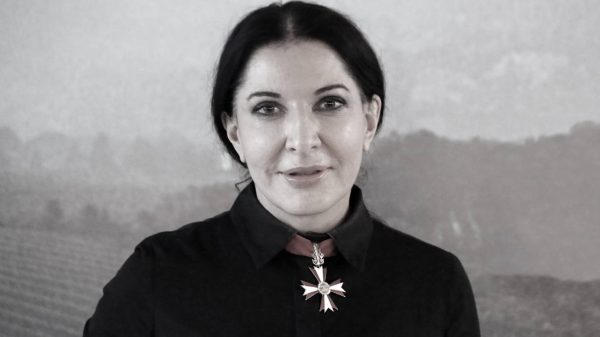 Zelensky pide a la bruja satánica Marina Abramovic que sea embajadora de Ucrania