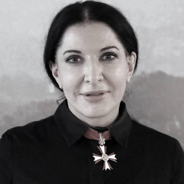 Zelensky pide a la bruja satánica Marina Abramovic que sea embajadora de Ucrania