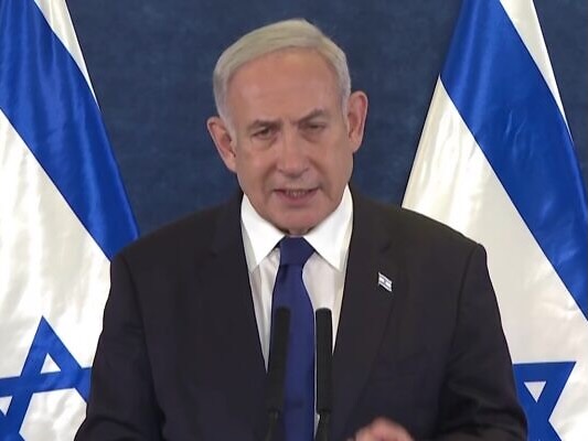 El primer ministro de Israel, Benyamin Netanyahu, anuncia que Israel “está en guerra”. Por primera vez en su historia, el Estado hebreo se ve atacado dentro de su territorio. Primeramente, tratará de eliminar los elementos que lograron penetrar en Israel para emprender después una guerra de contrainsurgencia en la Franja de Gaza, según el sangriento modelo de lo que conocimos en el pasado como la “Batalla de Argel” y la “Operación Fénix” en Vietnam. Será una guerra muy sucia, mortífera e ilimitada. Israel podrá quizás restaurar su “orden”… pero no vencerá nunca.