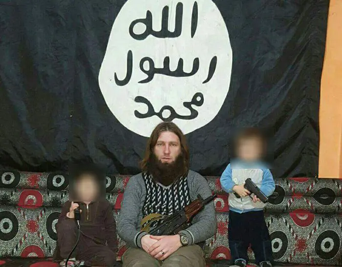 Se creía que Al-Shishani, conocido "jefe de los helicópteros", había muerto. En agosto de 2017, él y su familia murieron supuestamente en un ataque aéreo en la provincia siria de Deir ez-Zor, que entonces formaba parte del Estado Islámico, cada vez más reducido. Pero más tarde se descubrió que su muerte había sido fingida (desde Estados Unidos) para desviar la atención de su huida de Siria. Podría estar luchando en el Donbass, ¡ahora mismo! Foto tomada en Siria o Irak.