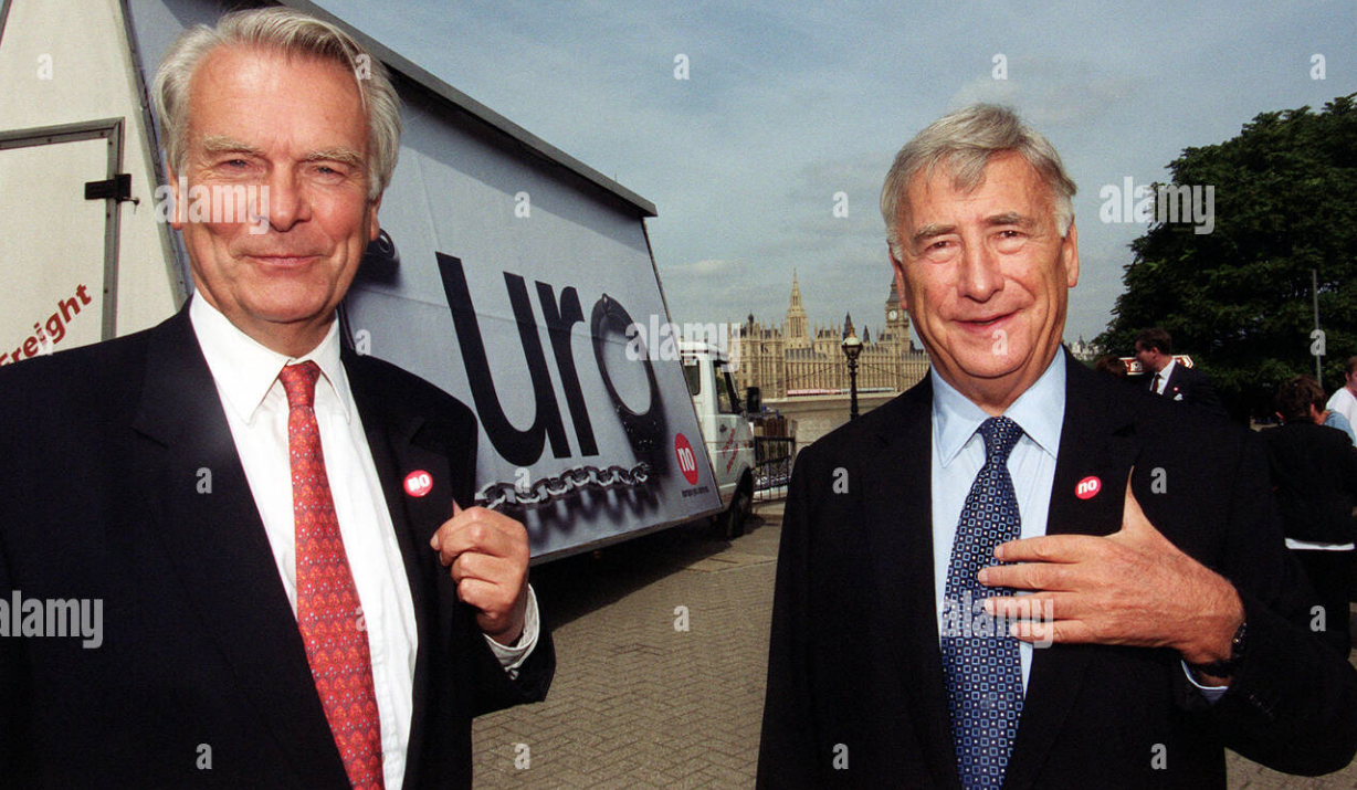 Lord Owen, presidente de New Europe, junto con Sir Stanley Kalms, presidente de Dixons Group, el 3 de septiembre de 2000.