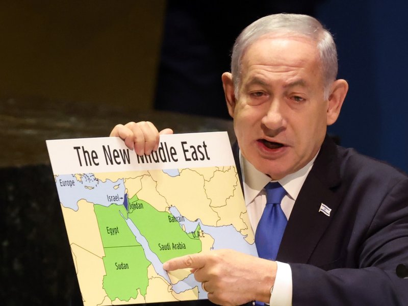 El 22 de septiembre de 2023, 16 días antes del ataque del Hamas, Benyamin Netanyahu habló ante la Asamblea General de la ONU. Aquel día, Netanyahu exhibió un mapa del “Nuevo Medio Oriente”, donde los territorios palestinos aparecen integrados a Israel.
