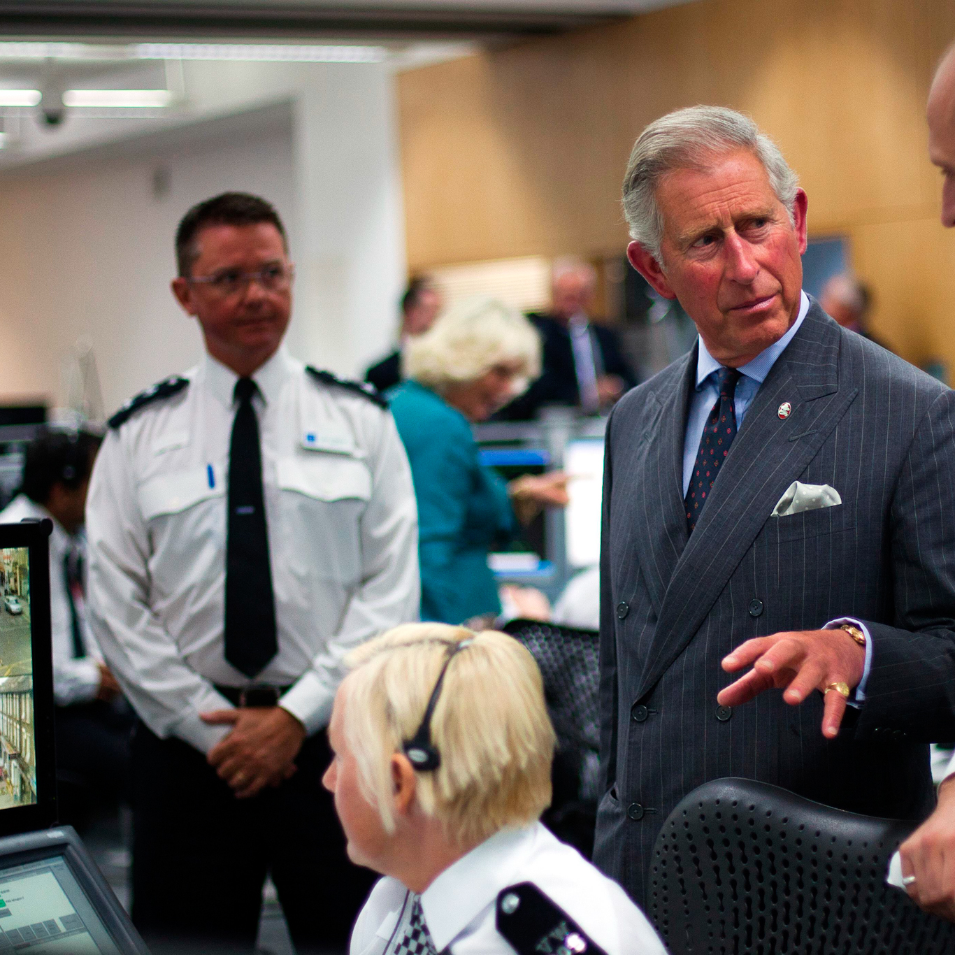 El entonces príncipe Carlos visita el Comando Central de Comunicaciones de la Policía Metropolitana durante los disturbios de Londres de 2011 | Periódicos Express vía AP