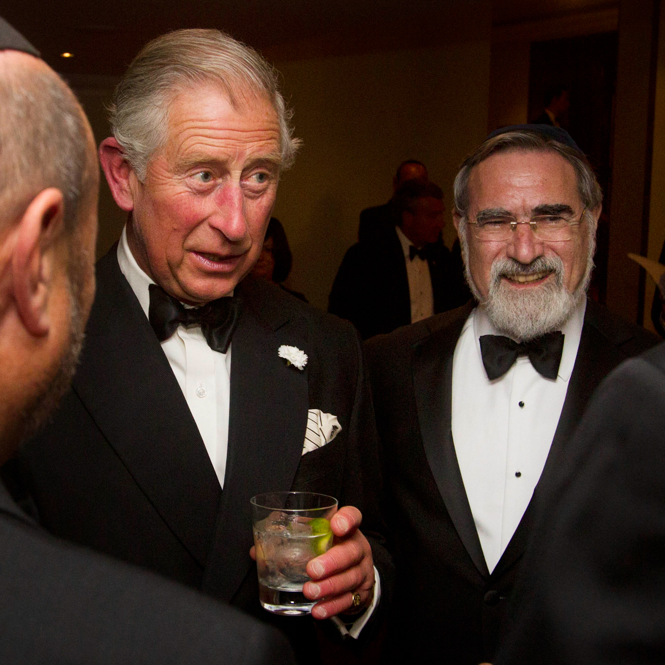 El entonces príncipe Carlos habla con los invitados durante una cena tributo a Lord Sacks, el 24 de junio de 2013. Lewis Whyld | Cable PA