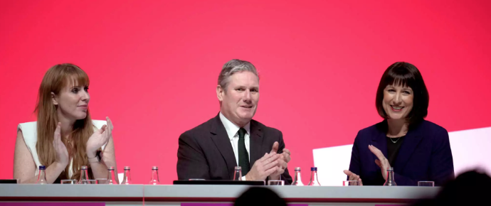 Angela Rayner, Keir Starmer y Rachel Reeves en la conferencia del Partido Laborista en Liverpool, el 9 de octubre de 2023 (Foto de Christopher Furlong/Getty Images)