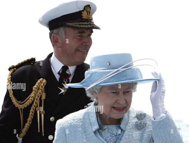 La Reina Isabel II de Gran Bretaña aborda el HMS Endurance con el Almirante y Barón Alan West de Spithead, en 2005. Foto: Alamy Stock.
