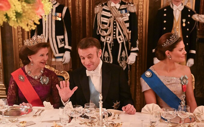 Emmanuel Macron cena con la reina Silvia, a la izquierda, y la princesa heredera Victoria