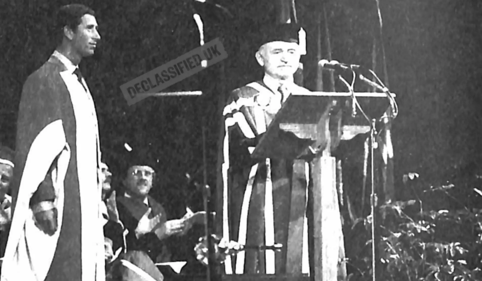 Foto: El Príncipe Carlos recibe un título honorífico del veterano nazi Peter Savaryn. (Foto obtenida por Hunter Pauli para Declassified UK).