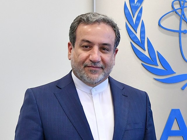 La familia del nuevo ministro de Exteriores iraní, Abbas Araghchi, posee la mayor firma de venta internacional de tapices iraníes y espera con impaciencia que el gobierno iraní llegue con Estados Unidos a un acuerdo que lleve al levantamiento del “embargo” comercial contra Irán.